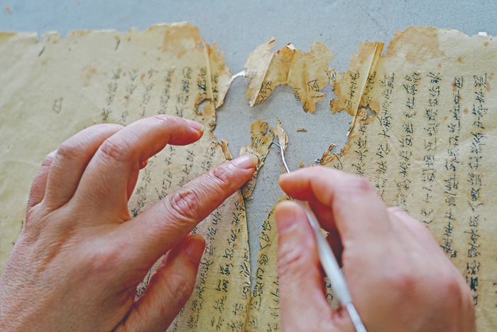 用鉤子將待修復(fù)檔案的折疊部分展開